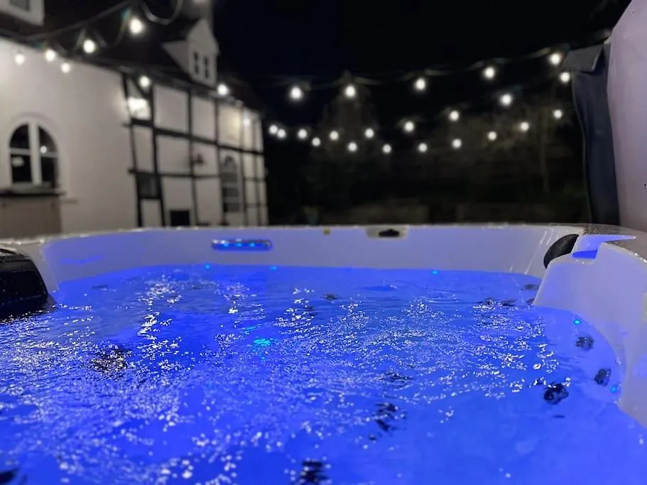 Cotswold Cheltenham, Whole House With Hot Tub Gloucester 0*,  United Kingdom