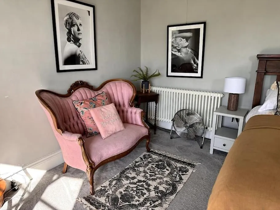 Cotswold Cheltenham, Whole House With Hot Tub Gloucester 0*,  United Kingdom